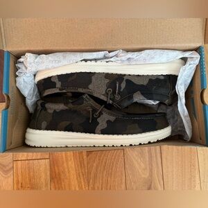 HEY DUDE Wally Youth Linen shoes, Y6-L7. New in Box.